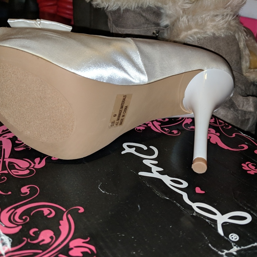Heels - Picture 3 of 3